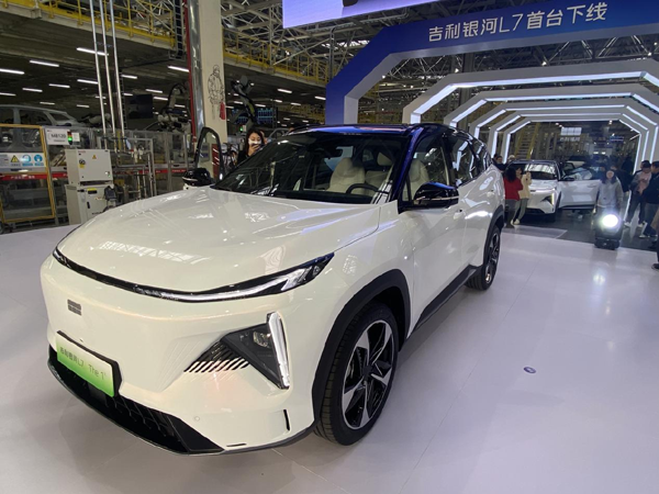 吉利银河L7首台量产车下线 助力宝鸡新能源汽车产业“加速跑” ...