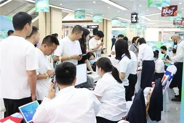 如何弄一个二维码让大家进群苹果手机《现在qq群聊在哪里找到的》