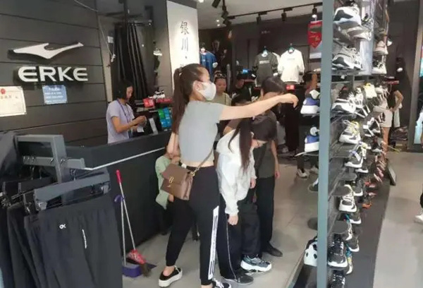 群二维码怎么弄成永久的《怎么在qq里面找群聊》