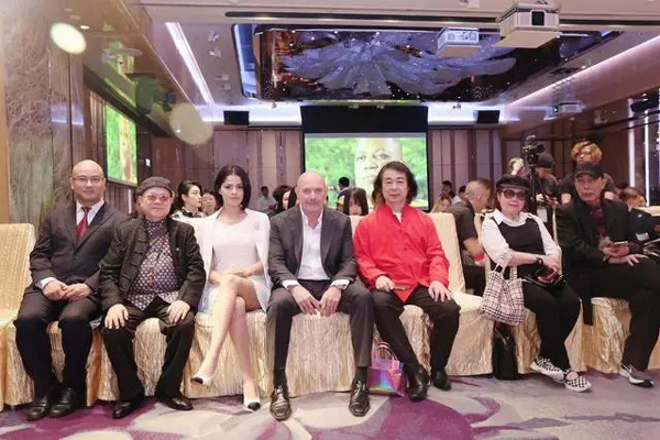 群二维码过期了怎么进群《qq群二维码中间图像更换》