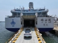 渤海湾上首艘新能源车运输船抵达大连