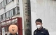 男子公司倒闭后卖橘子，600斤卖不掉，一气之下扔了一地