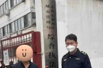 男子公司倒闭后卖橘子，600斤卖不掉，一气之下扔了一地