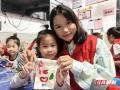 一起“袋拓芳华，印迹生花”！衡阳师范学院志愿同行暖童心