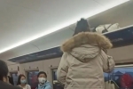 湖南：女子穿羽绒服配短裤坐高铁回家，网友：上面很热...