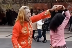 大爷花枝招展跳广场舞，网友：我老了也这个样子，请直.....
