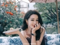 演员迪丽热巴出席巴黎时装周，高跟鞋在秀场断裂，全程踮脚优雅走完