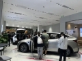 新车到店引“尝鲜”顾客 多重补贴激发购车热情 丨国庆消费青观察