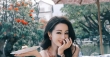 演员迪丽热巴出席巴黎时装周，高跟鞋在秀场断裂，全程踮脚优雅走完