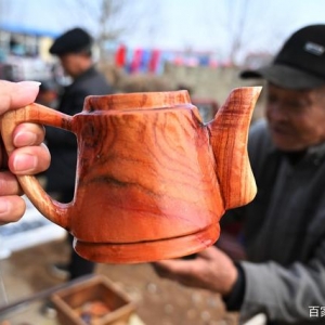 7旬山村大爷做了把“奇特”茶壶，卖180元，真是罕见