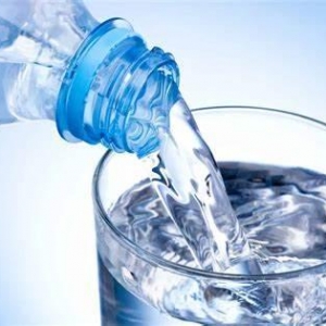 下山后一次性的喝下了600毫升的水，他眼部突然剧痛差点失明…… ... ... ...