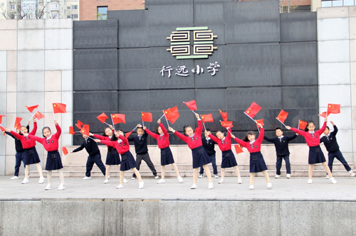 国旗下 两江新区行远小学开讲“微党课”