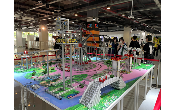两江机器人展示中心为重庆市江北中学提供科普教育平台