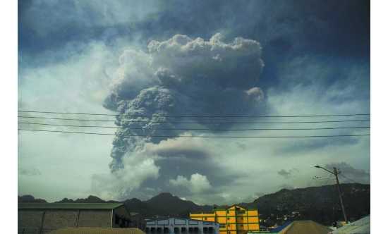 加勒比岛国火山喷发灰柱冲上万米高空