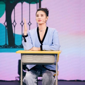 宋佳美上央视，穿“针织衫+补丁裤”好随性，裤腿粗如水桶真霸气 ... ...