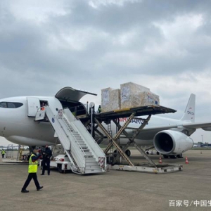 法国运往印度的首批医疗物资已从巴黎起飞 包括8台高容量制氧机 ... ...