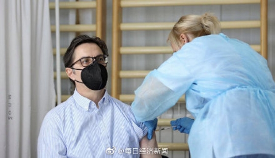 北马其顿总统接种中国新冠疫苗
