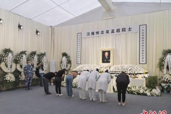 亲友、同事、学生、民众自发到医院追念“中国肝胆外科之父”吴孟超 ... ...