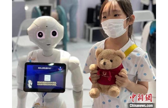 北京科技周展出上百项成果 科普机器人“小科”受关注