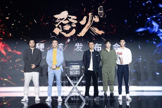甄子丹谢霆锋落泪，《怒火·重案》大合影，中间位置留给了陈木胜导演 ... ...