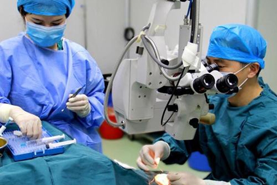 高考后迎“摘镜潮” 专家提醒：近视手术并非人人可做