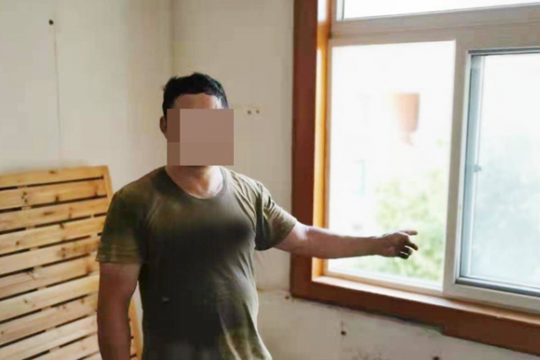 装修工人为图省事从四楼扔下板材 涉嫌犯罪被芜湖警方处理