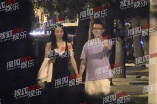 孙红雷深夜与娇妻散步，十指紧扣大秀恩爱，王骏迪打扮清凉身材好 ...