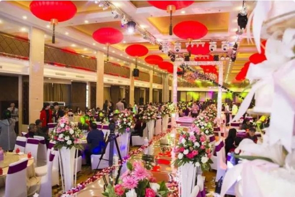 浙江：婚礼现场大屏幕上出现不雅视频，新人要求赔偿，网友：无语 ...