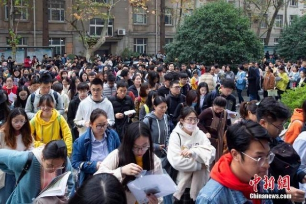 多地启动2022年选调生招录 抢人大战提前打响？
