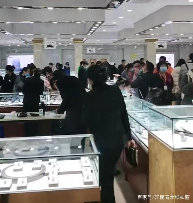九寨沟一游客因没买玉石，被导游骂得全身发抖，喘不上气