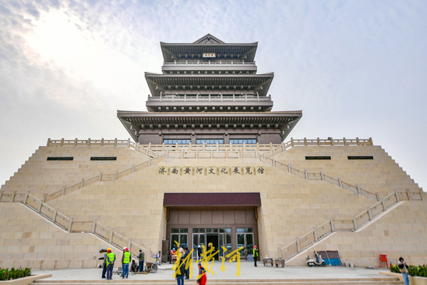 黄河南岸鹊华楼挂牌 将成黄河文化展馆