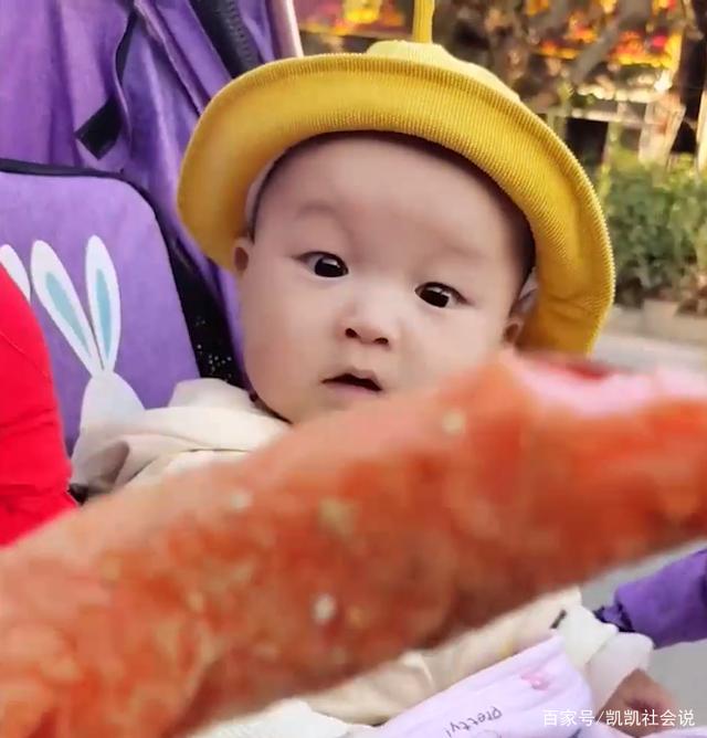 江苏一宝宝婴儿车内打瞌睡，看见爸爸手中烤肠秒清醒，小表情亮了 ...