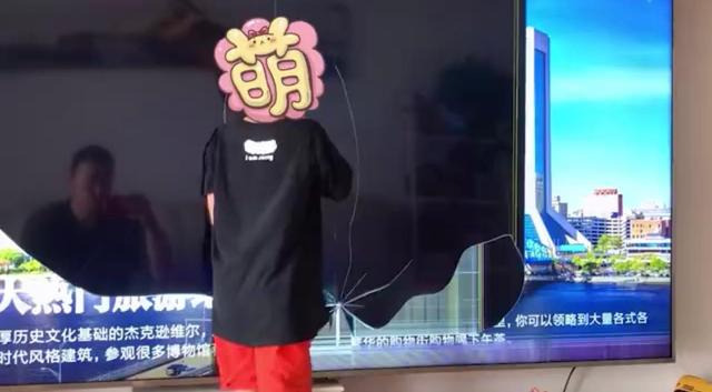 上海一岁萌娃看动画片入戏砸坏80寸电视，爸爸：已砸坏2电视3手机 ...