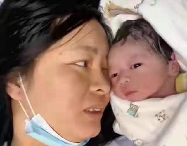又一个忘喝孟婆汤的宝宝？贵州新生儿一出生就主动向妈妈伸头贴脸 ...