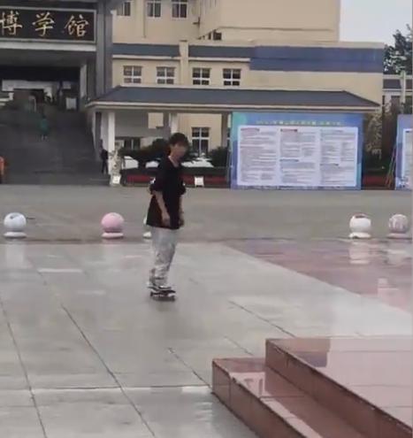 四川一小伙鞋子破损拿去补，大爷用轮胎补鞋，网友：小时候的样子 ...