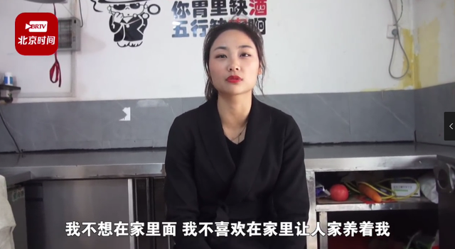 26岁三孩妈妈摆摊卖猪肉，因样貌出众走红，有顾客点名只要她切的肉 ...