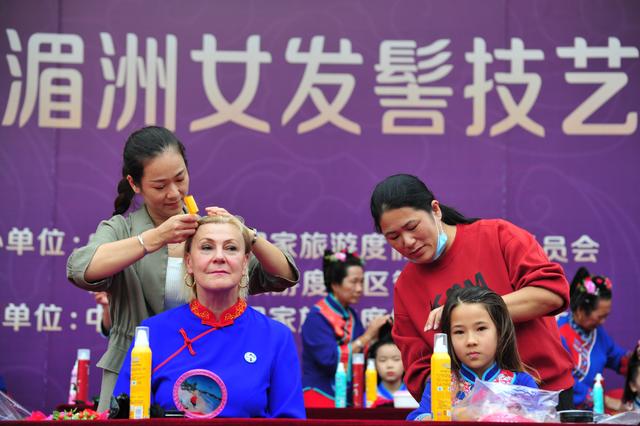 大使夫人梳起“妈祖头”，湄洲女发髻走出国际范