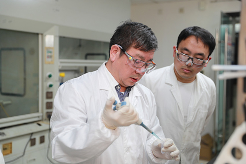 上海科学家时隔18年后再获国家自然科学奖一等奖！复旦大学赵东元：“拍脑袋灵感”，助 ...