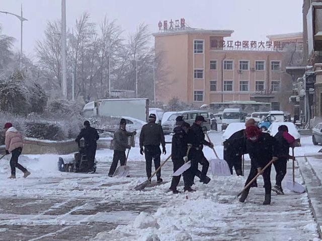 哈尔滨新区600余户商家自扫门前雪