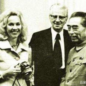 美国记者和周总理握手后，特意掏手帕擦手，总理一个动作轻松反击 ...