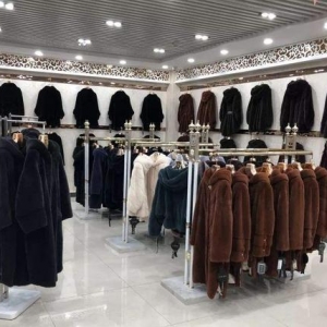 曾一件上万不缺顾客，如今连买带送却无人问津，行业面临“停摆” ... ...