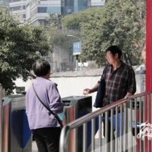 “直接走，啥子都不刷！”重庆十八梯景区的这张纸成“网红” ...