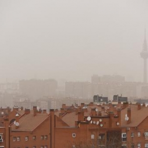 来自撒哈拉沙漠的沙尘暴肆虐欧洲多国，多地天空呈现罕见的橘黄色 ...