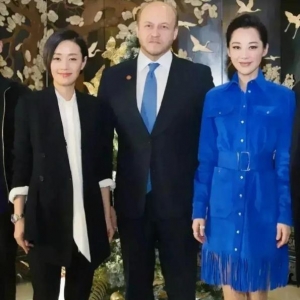 许晴和小7岁的马伊琍同框，没看出年龄差，穿衣风格挺有个性 ...