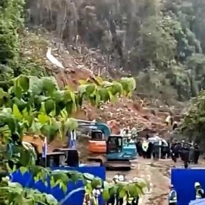 东航空难搜救现场：部分家属赶来，为亲人祈福