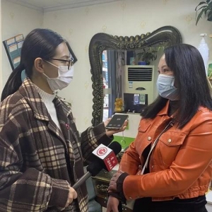一头秀发变“乱麻”！女子崩溃：等不到头发长好我就老了