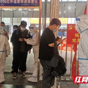 南湖新区：党员志愿者守护高铁站防疫第一关
