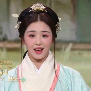 张含韵惊艳亮相央视舞台，她的成功转型离不开这位贵人