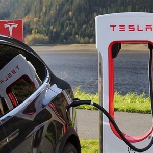 特斯拉中国召回超12万辆Model 3；贾跃亭的法拉第未来面临退市风险 ...