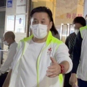 这些曾经电视里熟悉的面孔，最近都在广州街头露面，他们有一个共同的身份！ ...